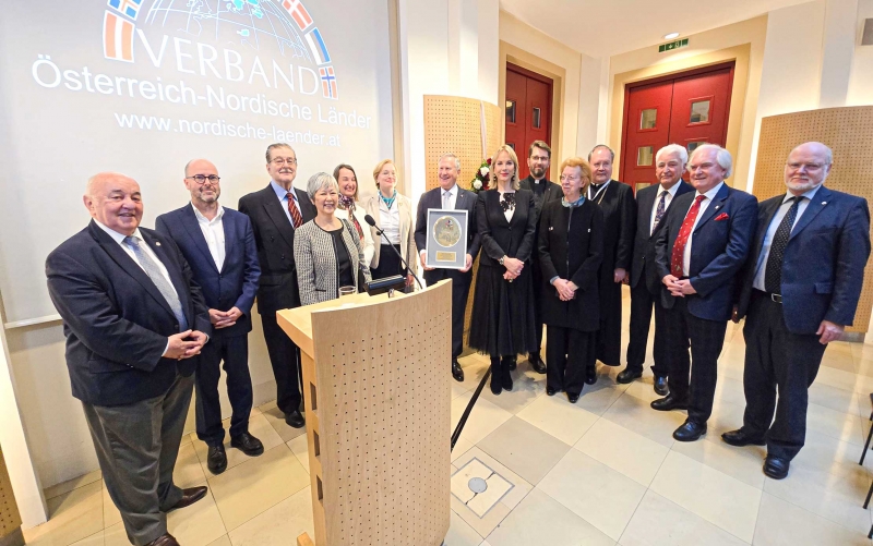 Kammersängerin Elīna Garanča umgeben vom Vorstand des Verbandes Österreich–Nordische Länder, dem Vorstand von PaN, Botschafterinnen, Botschaftern sowie Propst Anton Höslinger vom Stift Klosterneuburg.