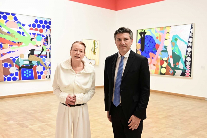 Historiadora de arte austriaca Ingried Brugger y Robert Zadrazil, Consejero Delegado de UniCredit Bank Austria, el día del Vernissage en el Bank Austria Kunstforum Wien.
