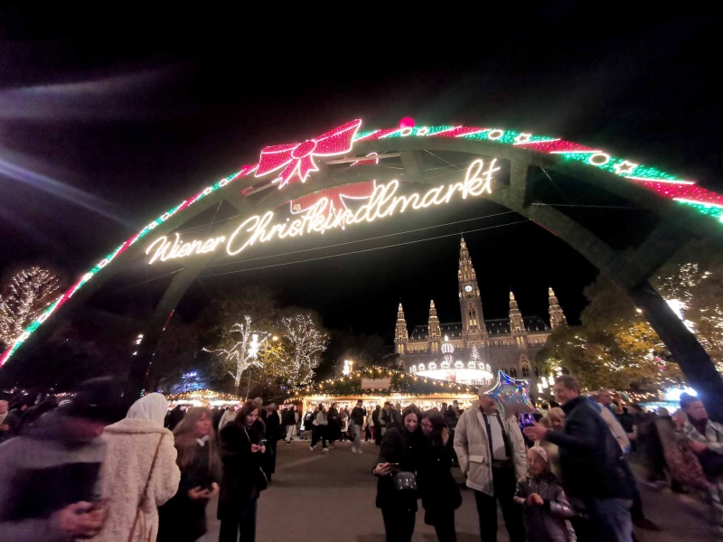 Weihnachtszauber am Rathausplatz von Wien: Magischer Start in die Festliche Saison.