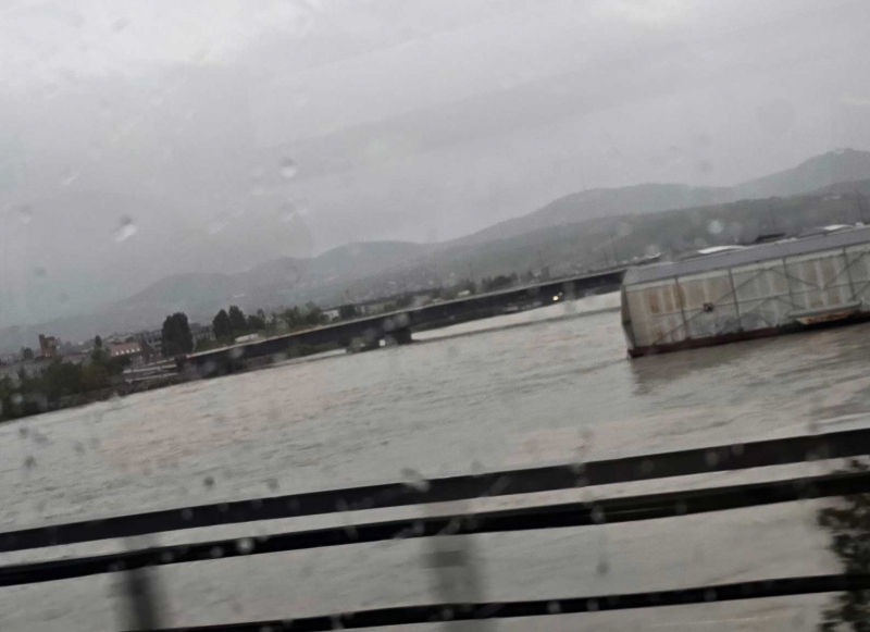 Las fuertes lluvias y el desbordamiento del Danubio provocaron importantes inundaciones en algunas partes de Baja Austria, Alta Austria y Viena. Sin embargo, las eficientes medidas de protección y los sistemas de drenaje han evitado mayores daños, estabilizando los niveles de agua en algunas zonas clave.