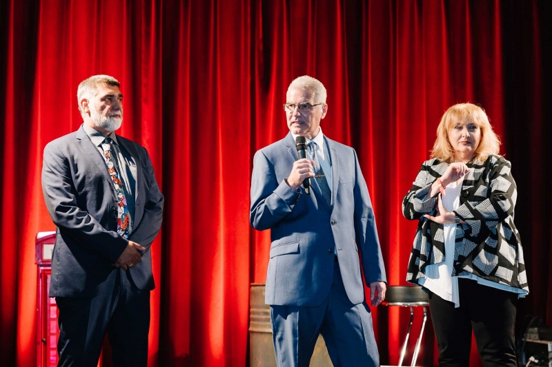 In der Mitte: Herr Andreas Popper, Gremialobmann Versand-, Internet- und allgemeinen Handels, Landesgremium Wien mit Frau KommR Mag. Monika Burket, Berufsgruppensprecherin des österreichischen Blumengroßhandels und Herrn KommR Karl Heinz Kremser, Berufszweigobmann des Altwarenhandels.