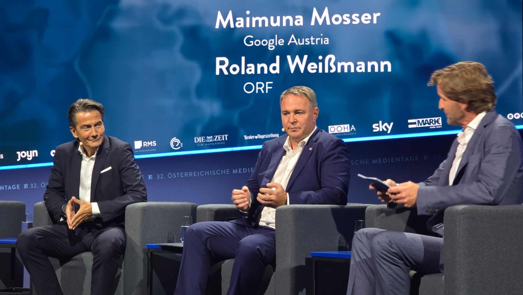 Roland Weißmann und Vizekanzler Andreas Babler mit Moderator Martin Wurnitsch