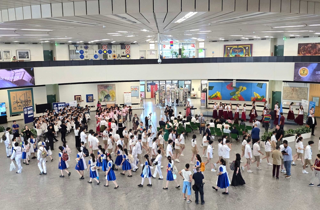 In der Rotunde des VIC fand das Eröffnungskonzert des „13th. World Peace Choral Festival“, an dem 14 Chöre teilnahmen.