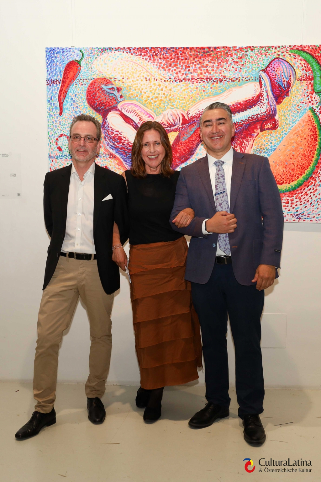 v.l.n.r.: Paul Siblik von der Galerie Lichtraum von Sonia Siblik, Andrea Eberl, Direktorin des Österreichischen Lateinamerika-Instituts und der Künstler Miguel Valverde.