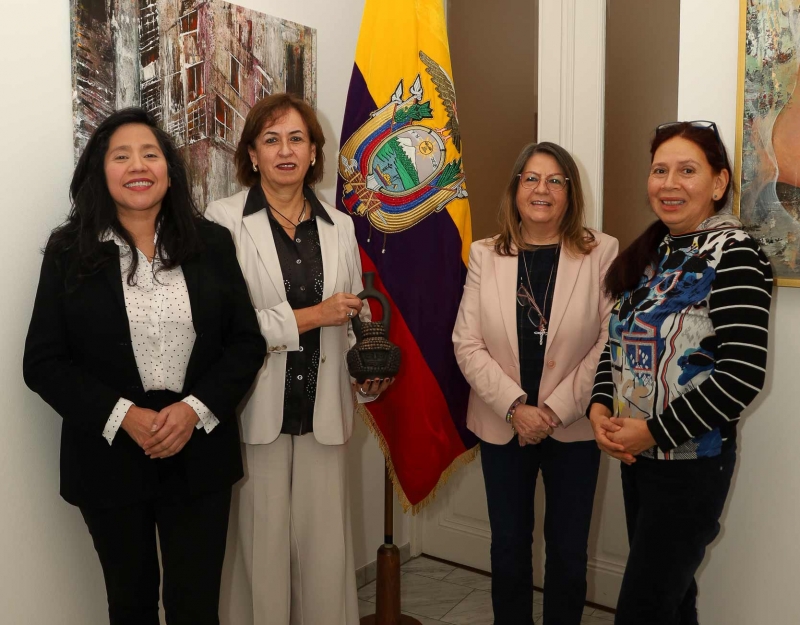 v.l.n.r. Maria Taramona, S.E. Sra. Embajadora Mireya Muñoz, Patricia Ramos y Sonia Montiel de Muhm.