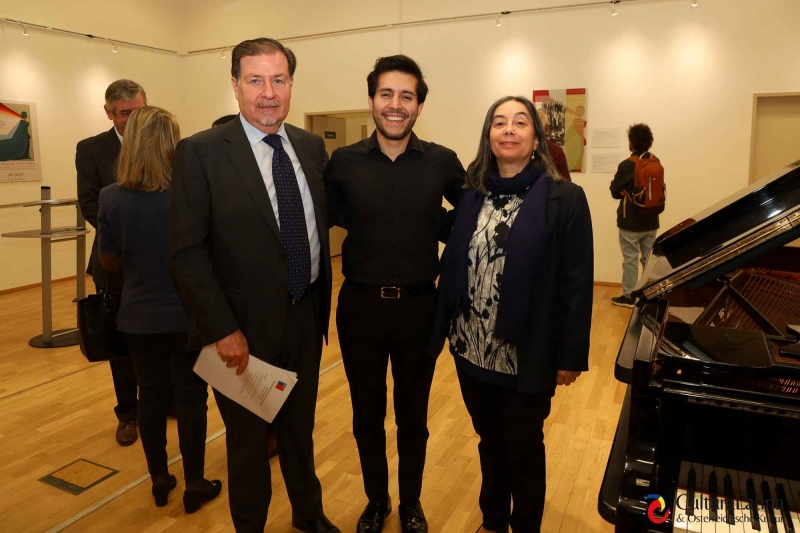 Embajador de Chile en Austria, S.E. Alex Wetzig y pianista chileno Hugo Llanos Campos.
