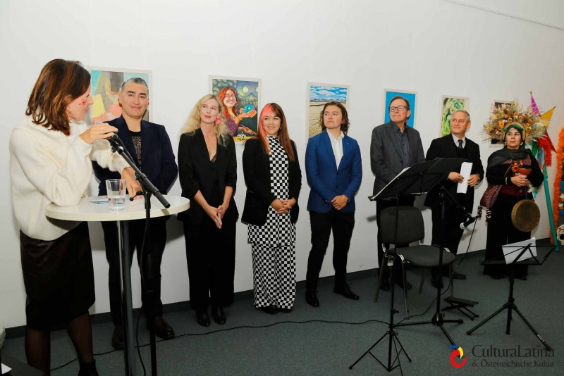 v.l.n.r.: Andrea Eberl, Miguel Valverde, Clara Bensen, Staphany Carnica, Marco Grajeda, Carlos Carrera, S.E. Botschafter Luis Javier Campuzano Piña und die vielseitige Hena Moreno Corzo bei der Vernissage „Memorias de Vida y Muerte – Erinnerungen des Lebens und des Todes“.